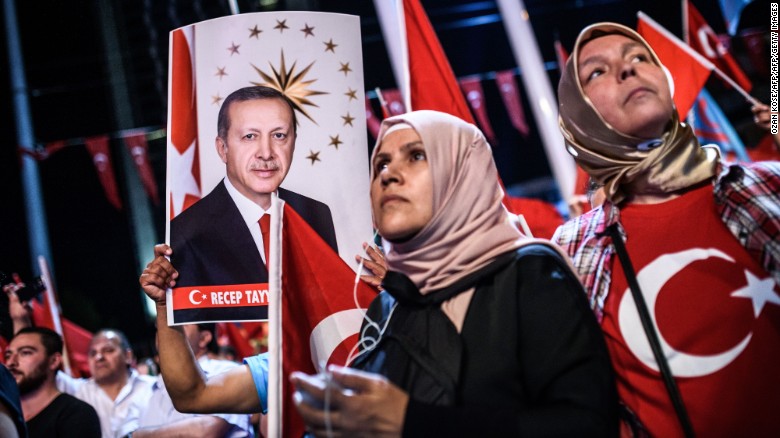 Törökország tovább egyensúlyozna a nagyhatalmak között