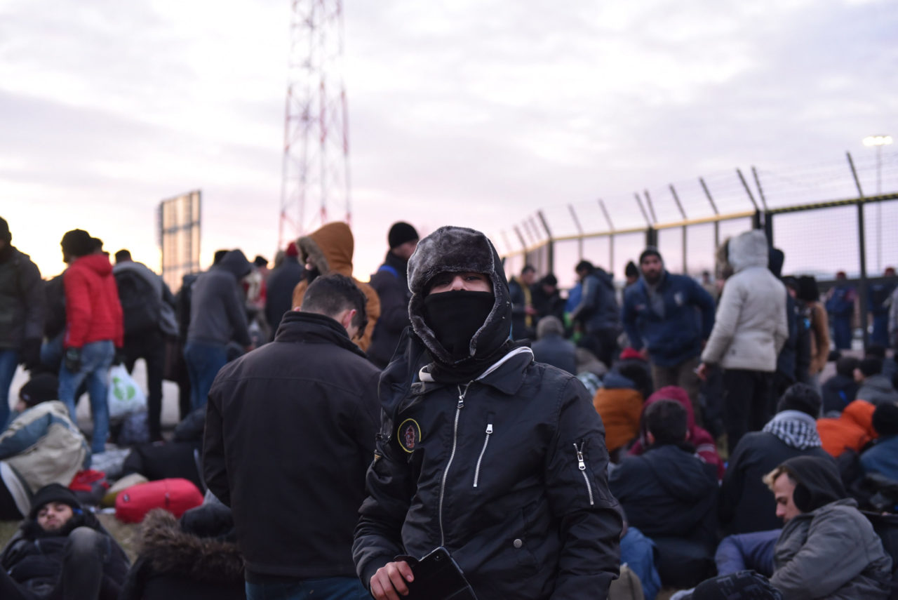 Migránscsoport tartja nyomás alatt a magyar határt: valószínű, hogy megtervezett akcióról van szó