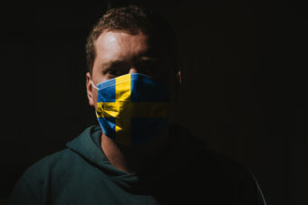 Svédországban a kornavírusos halálesetek többségét az idősotthonok és a bevándorlónegyedek adják