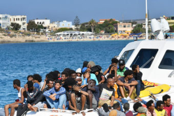 Romlik a helyzet Lampedusán: sorra érkeznek a migránscsónakok a sziget felé