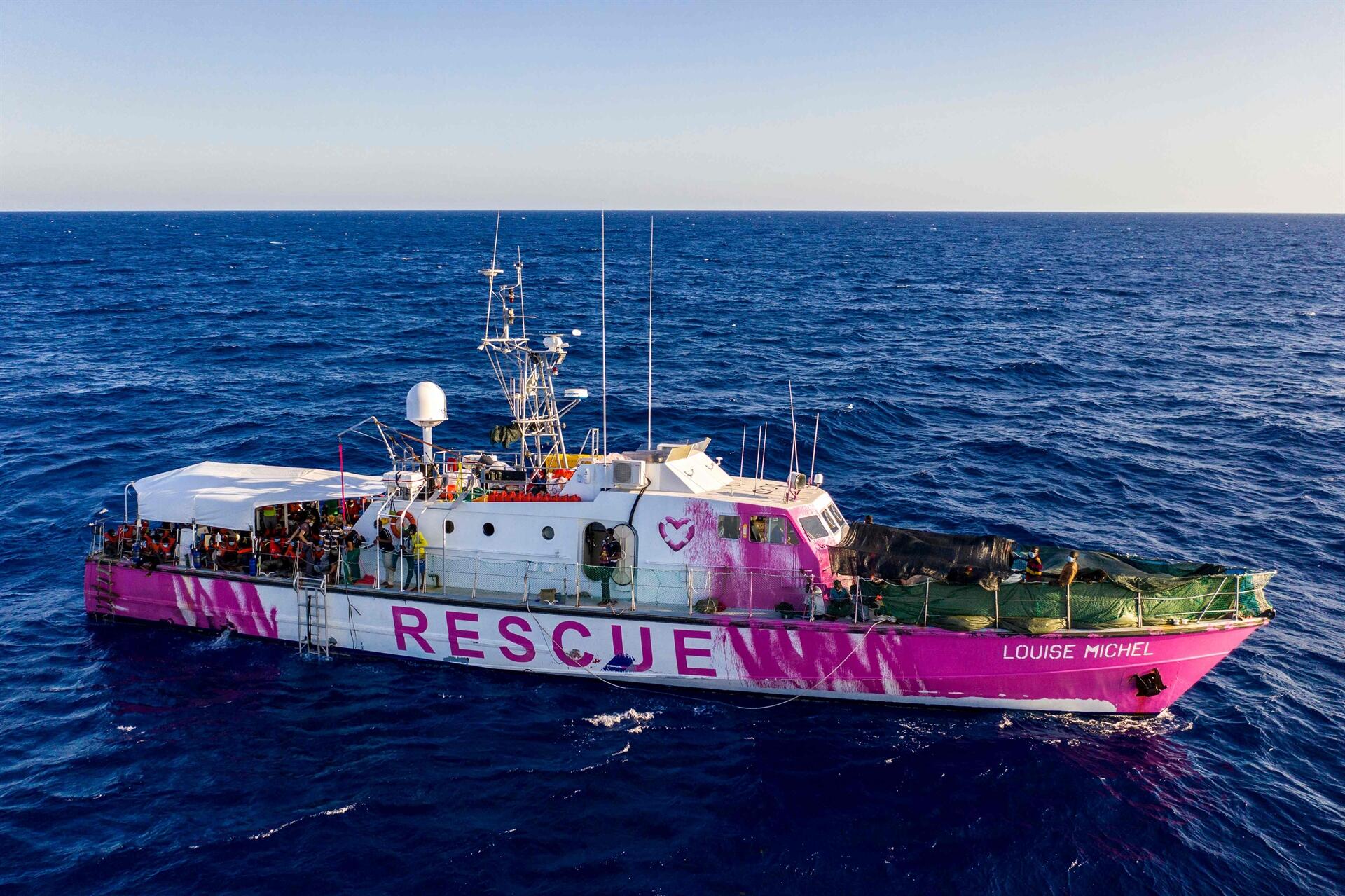 NGO-hajók szállítják az illegális bevándorlókat Lampedusára