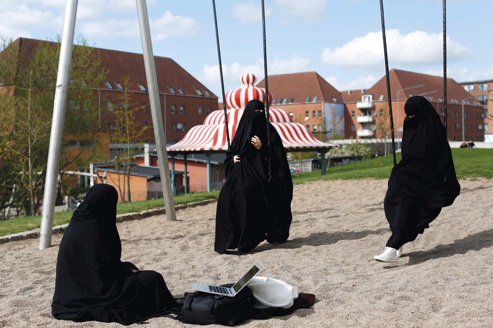 Dánia felülvizsgálja a szírek menekültstátuszát