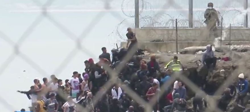 Unió27: Megrohamozták az illegális migránsok a spanyol enklávét