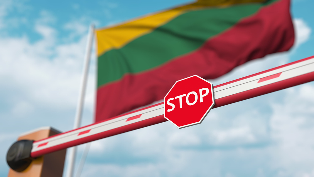 Litvánia pengésdrótos kerítést épít