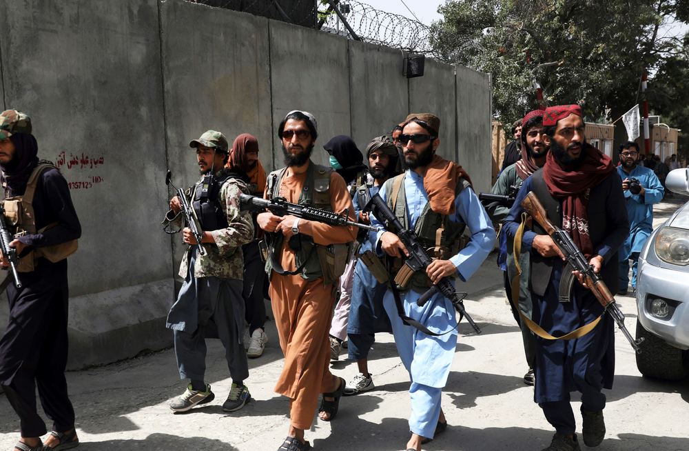 A tálibok engedik, hogy a külföldiek és az érintett afgánok elhagyhassák Afganisztánt