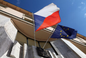 A cseh kormány tartózkodik az uniós migrációs paktum megszavazásakor