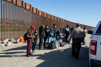 Rekordszámú migránsáradat az USA határain