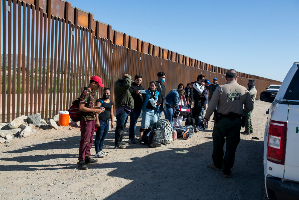 Tömeges migránsáradat az USA határain