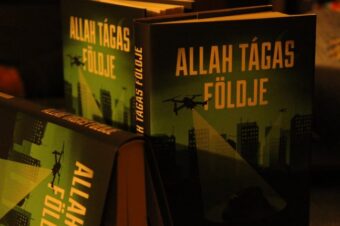 A sztereotípikákon túlmutató világot ábrázol Sayfo Omar Allah tágas földje című regénye