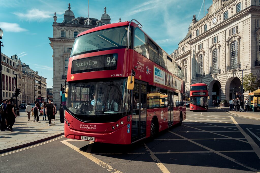 Új buszjáratot indítottak a londoni zsidók védelme érdekében