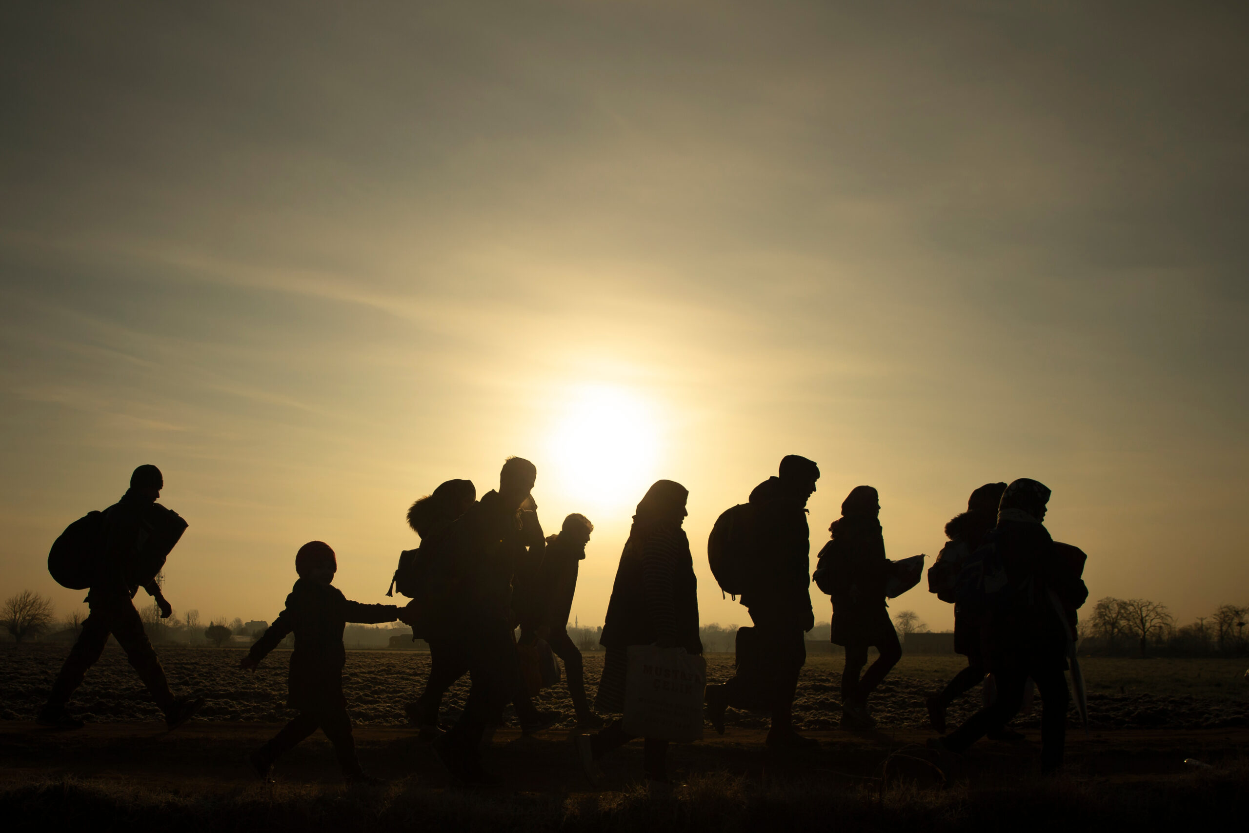 Nem csökken a migrációs nyomás Európában 2025-ben, de szigorúbb bevándorlási politikákra szánhatják el magukat a tagállamok