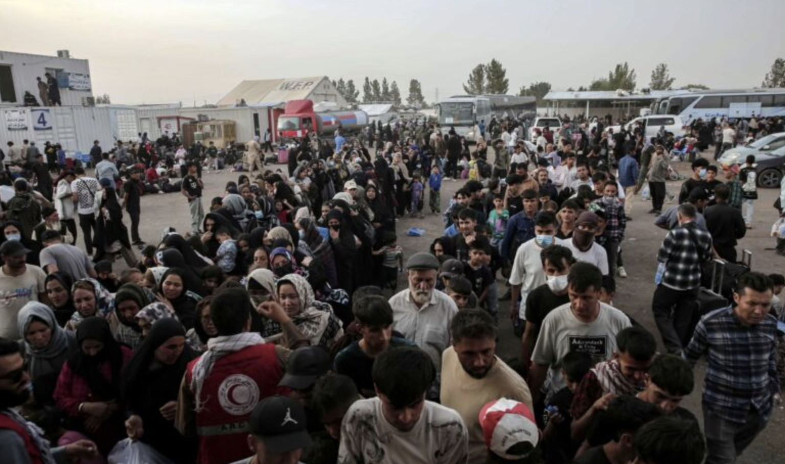 Folytatódik az afgánok tömeges kitoloncolása – a tálibok keményen lépnek fel a hazatérőkkel szemben